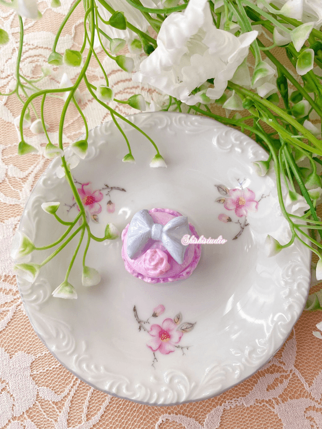 Violette Macaron magnet 
