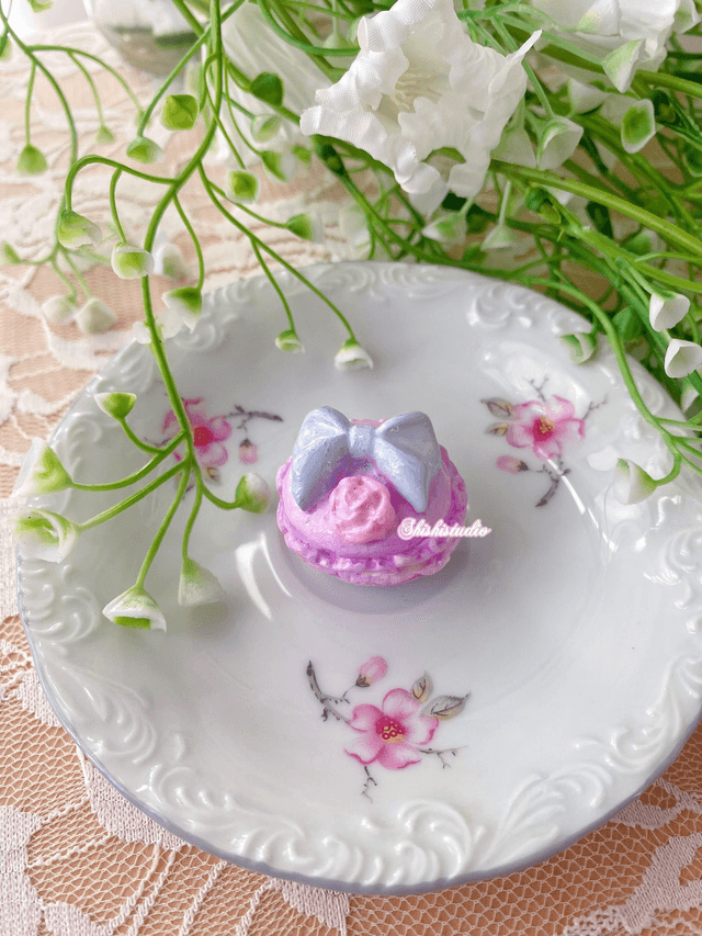Violette Macaron magnet 