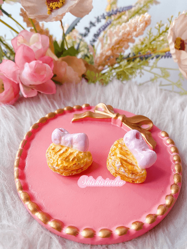Miniature chausson aux pommes chopsticks/brush rest